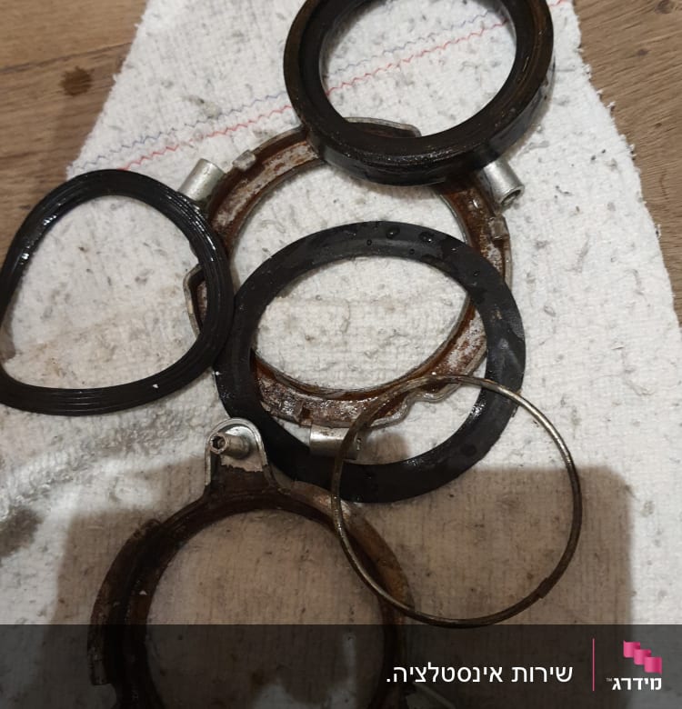 חלקי מתכת וגומי על מגבת לבנה